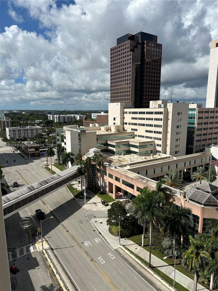 Property Photo: 511 SE 5th Ave 1214 FL 33301