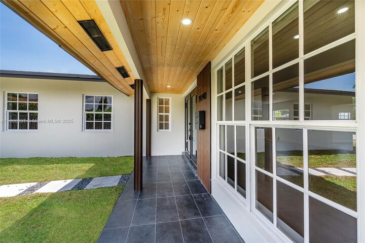 Property Photo:  