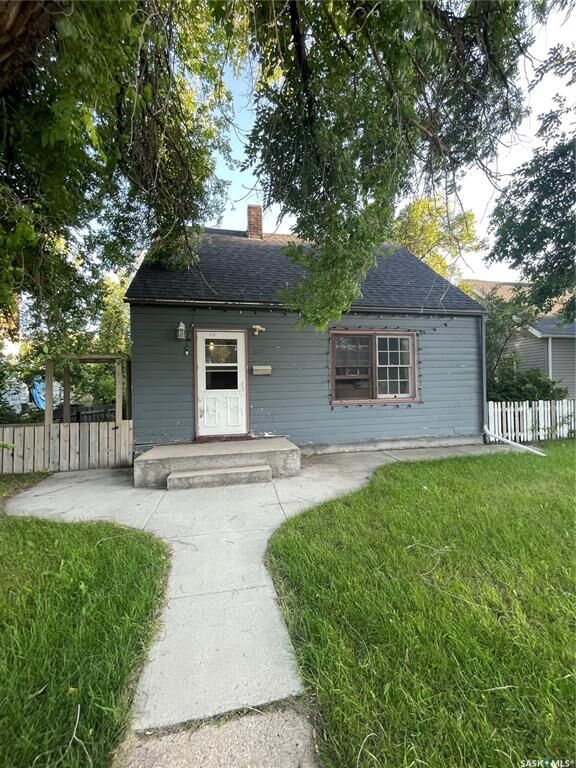 Property Photo: 828 8th Street E SK S7H 0R6