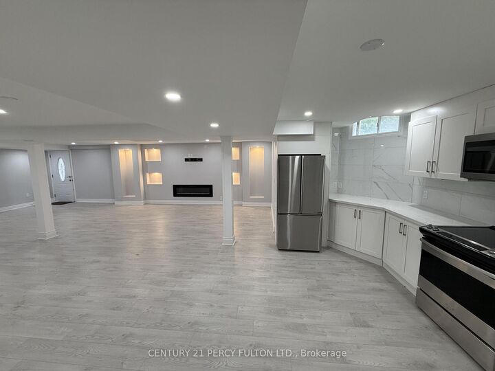 932 Schaeffer Outlook  Newmarket ON L3X 1V9 photo