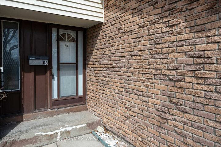 Property Photo:  222 Pearson Street 68  ON L1G 7C6 