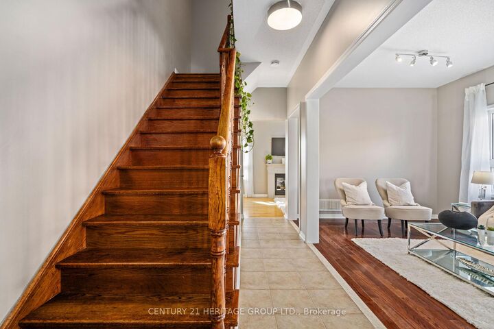 Property Photo:  18 Tudor Crescent  ON L4M 0A8 