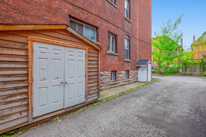 Property Photo:  305 Waverley Street  ON K2P 0V9 