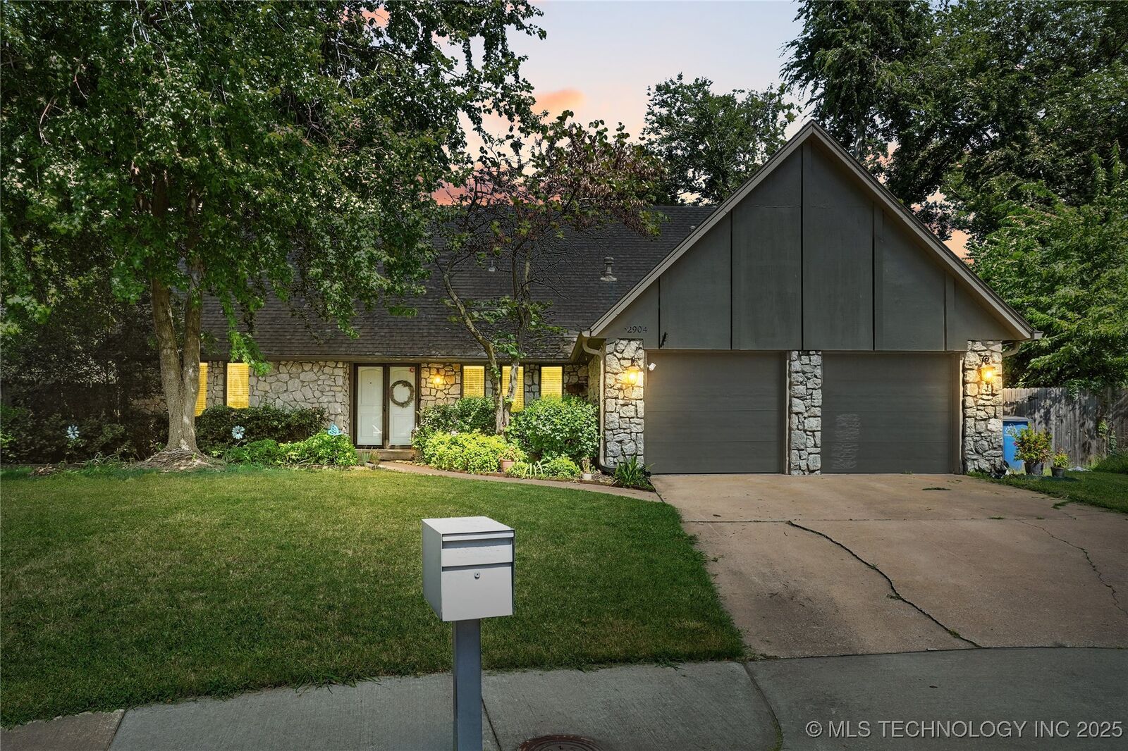 Property Photo: 2904 S 95th OK 74129