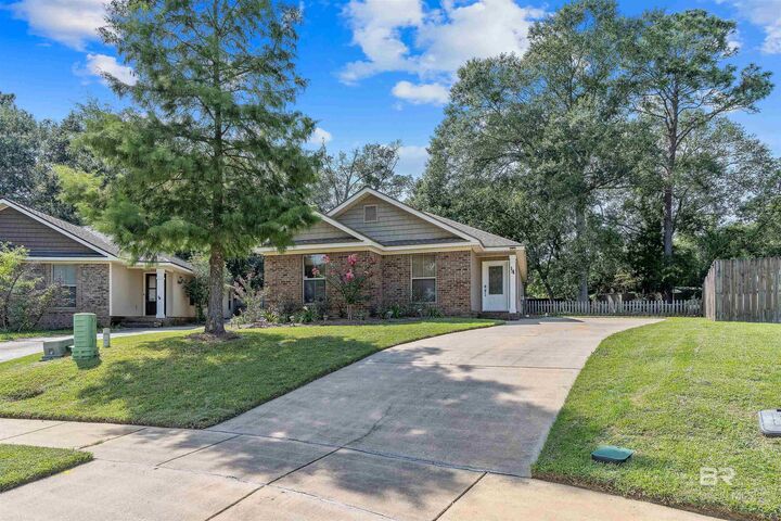 Property Photo: 14 Breydon Court AL 36608