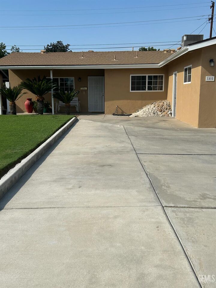 1408 Emery Avenue  Bakersfield CA 93304 photo