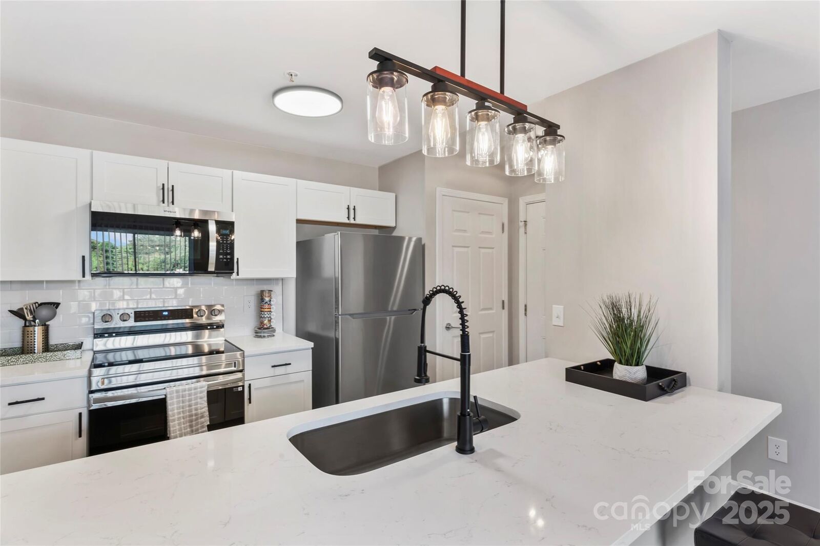 Property Photo:  1620 Arlyn Circle  NC 28213 