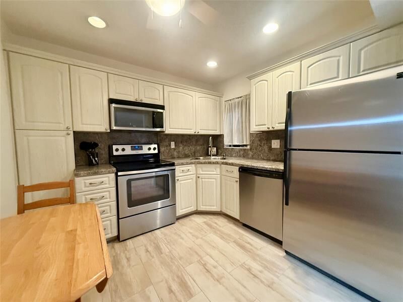 Property Photo: 3993 Carambola Cir N 2998 FL 33066