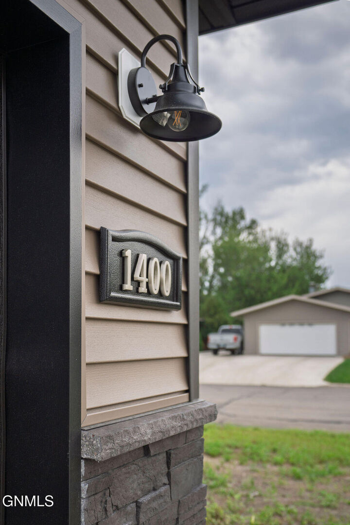 Property Photo:  1400 10th Street SW  ND 58401 