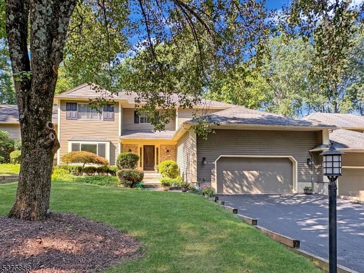 26 Hunters Circle  Tewksbury Twp. NJ 08833 photo