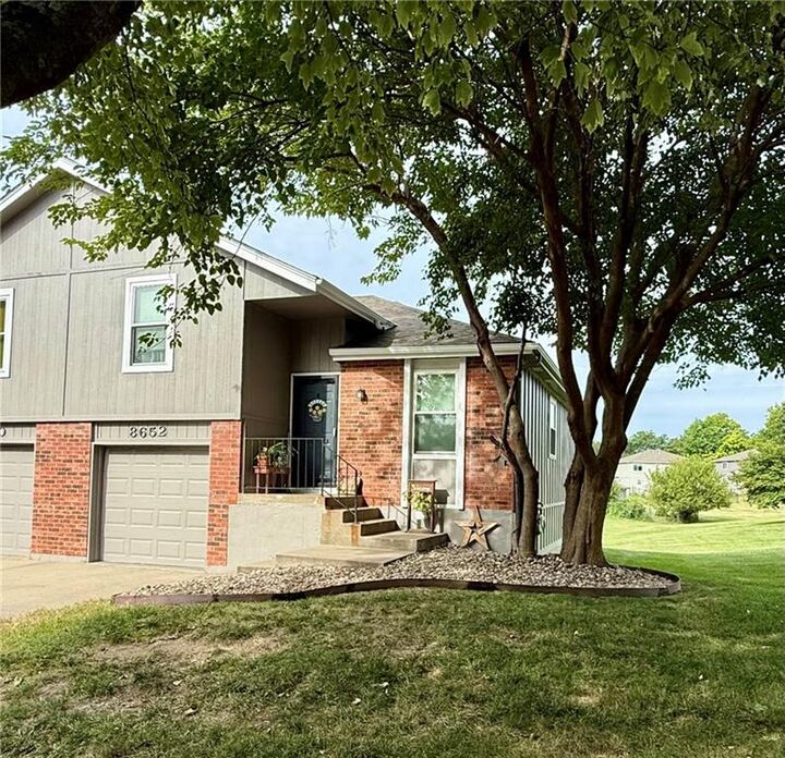 8652 N Chatham Avenue  Kansas City MO 64154 photo