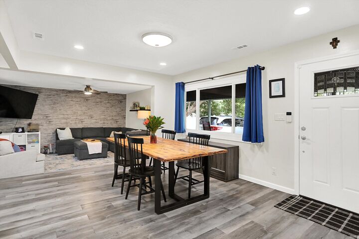 Property Photo: 652 Mooreland Drive IN 46184
