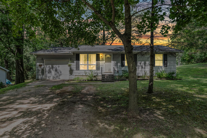 77 W Lynwood Boulevard  Hillsdale MI 49242 photo
