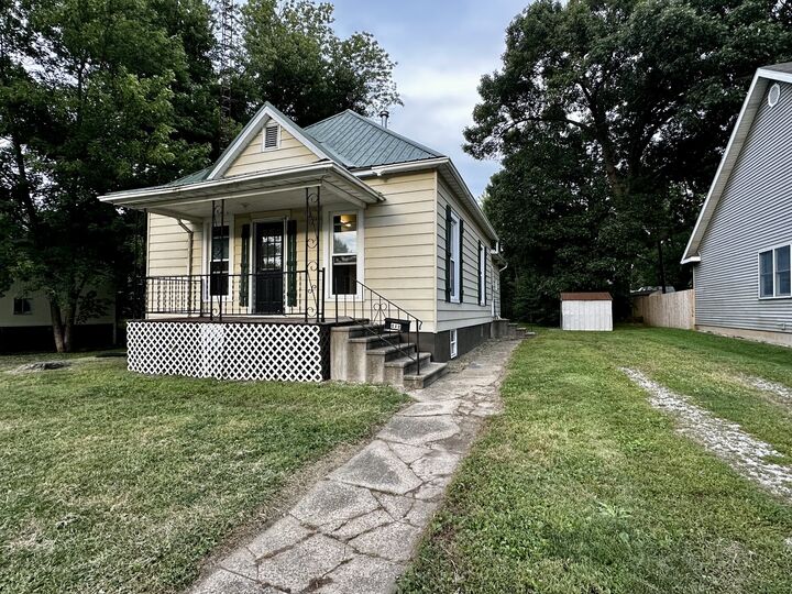 Property Photo: 212 N Linden Street IL 61727