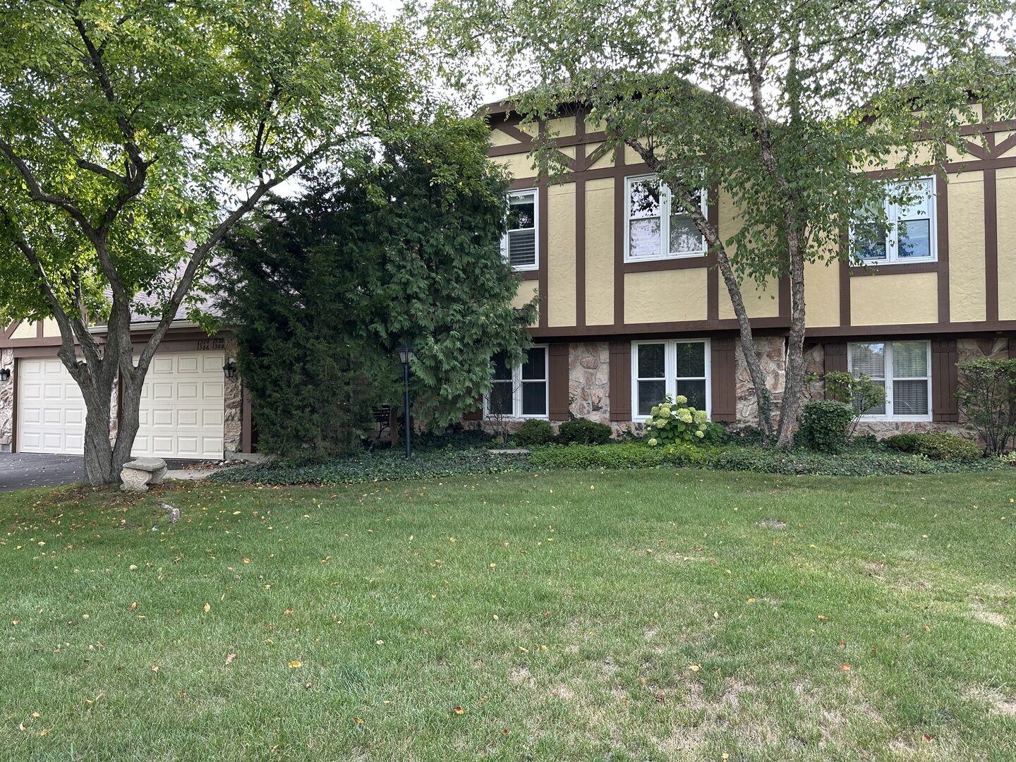 Property Photo:  1304 N Streamwood Lane 309  IL 60061 