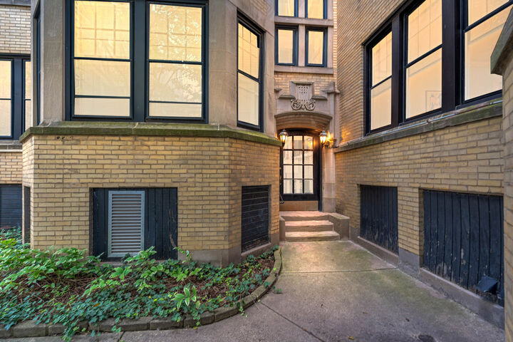 Property Photo: 1458 W Berwyn Avenue 1 IL 60640