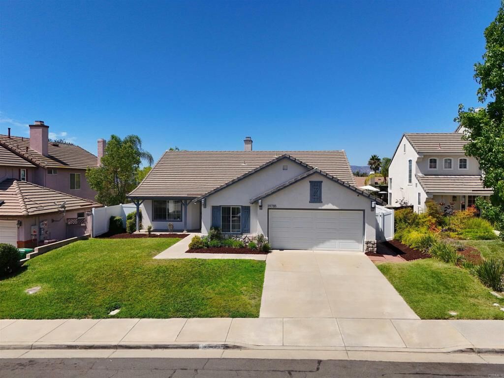 Property Photo:  39785 Spinning Wheel Drive  CA 92562 