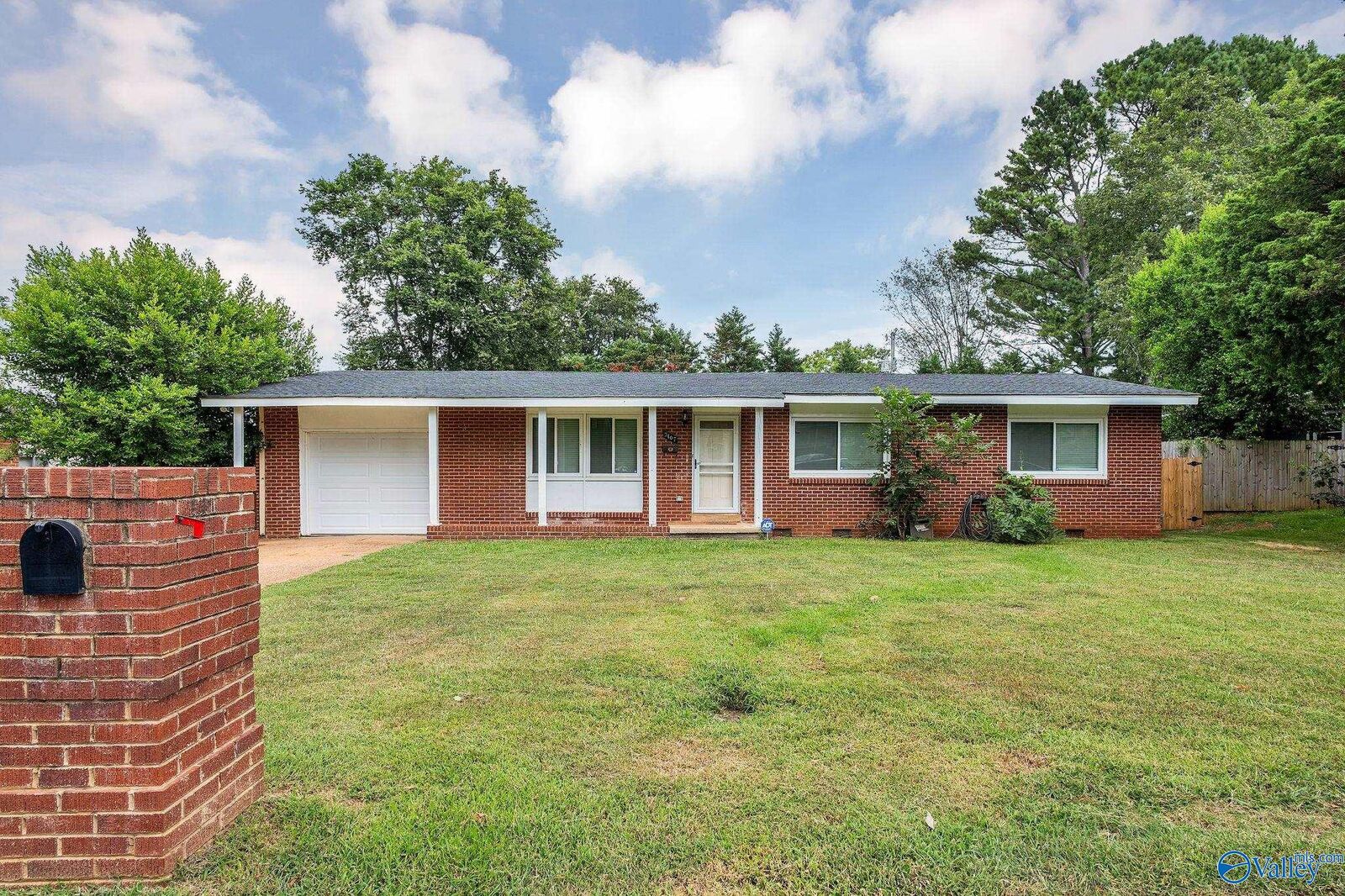Property Photo: 3107 Acklen Drive SW AL 35805