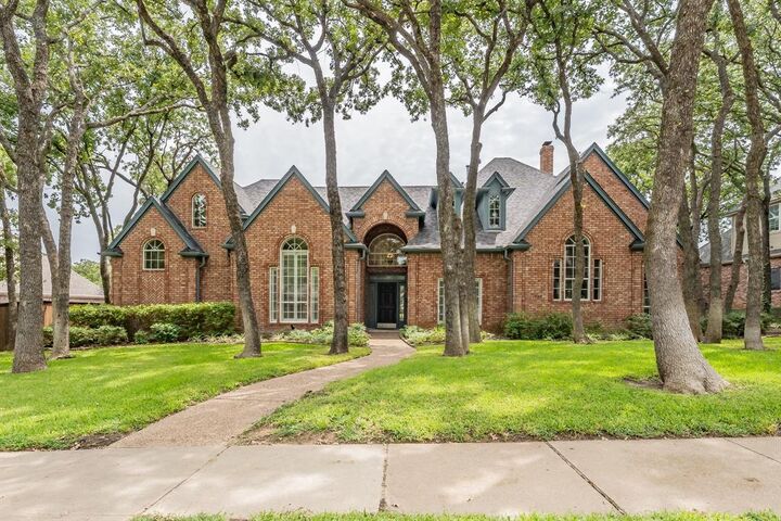 Property Photo: 707 Richmond Lane TX 76248
