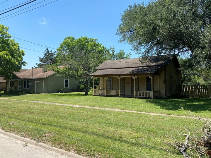 Property Photo:  516 S McKinney Street  TX 76667 