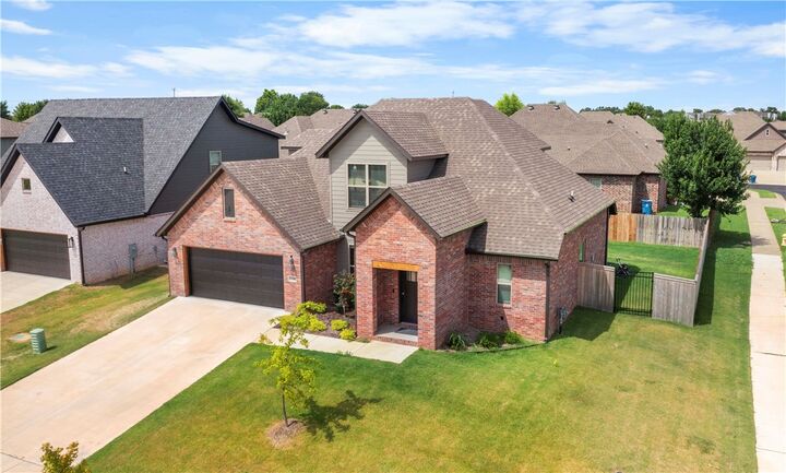 Property Photo: 3200 SW Rosemont Avenue AR 72713