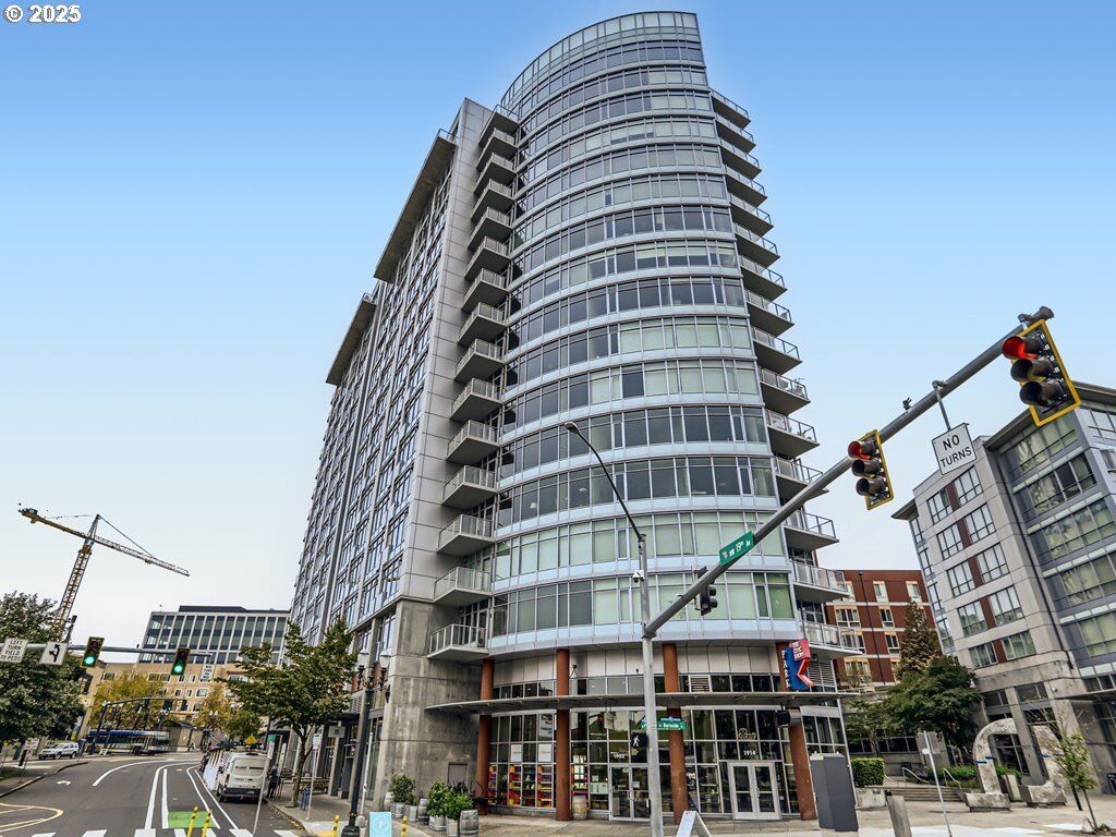 Property Photo: 1926 W Burnside St 1412 OR 97209