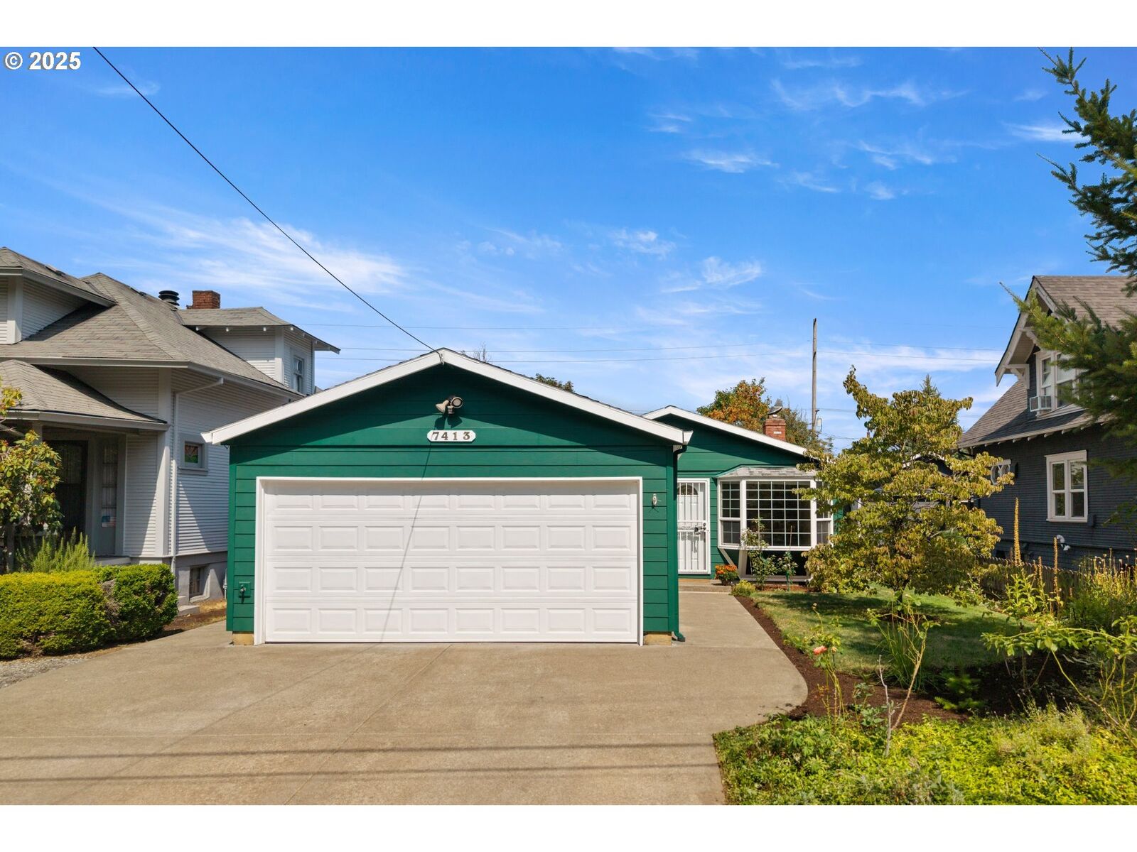 Property Photo:  7413 SE Ellis St  OR 97206 