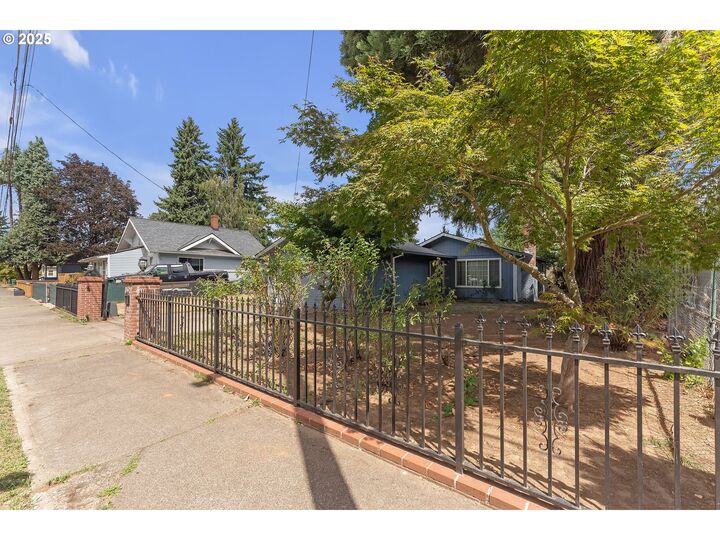 Property Photo: 6530 SE 96th Ave OR 97266