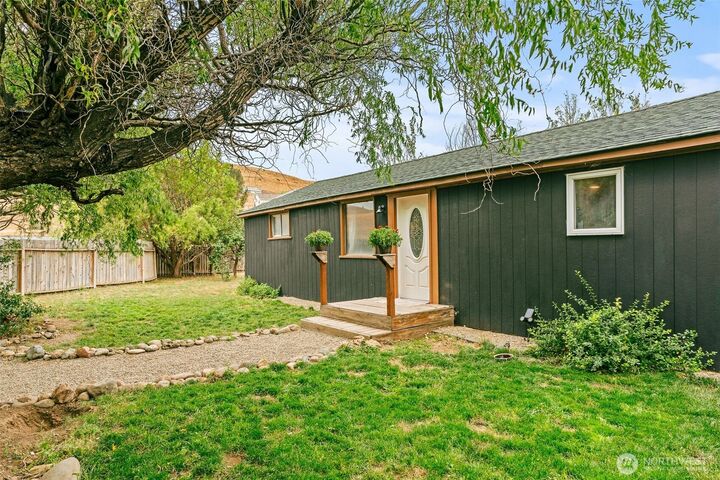 Property Photo: 8660 Hwy 97 WA 98926