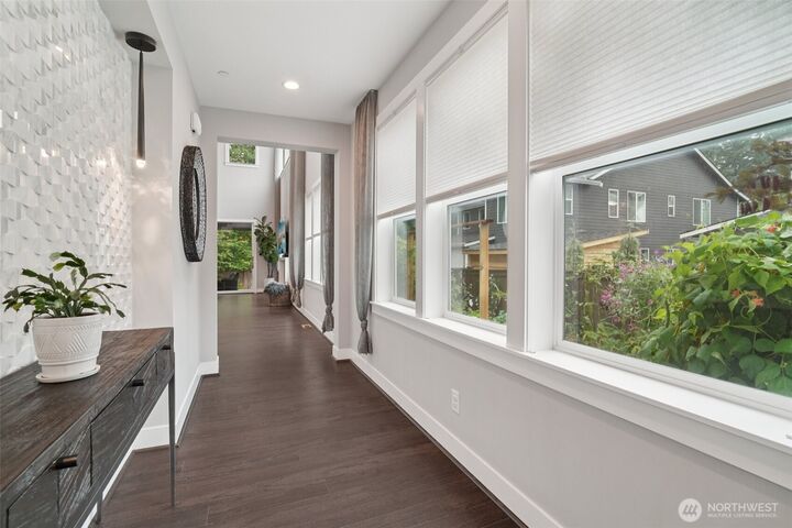 Property Photo: 1092 SE 13th Place WA 98045