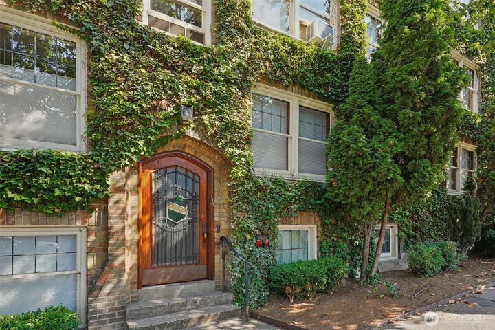 Property Photo: 400 Boylston Avenue E 210 WA 98102