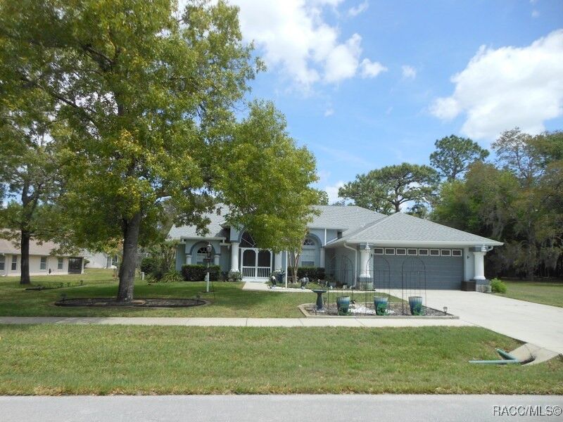 Property Photo:  141 W Forest Oak Place  FL 34465 