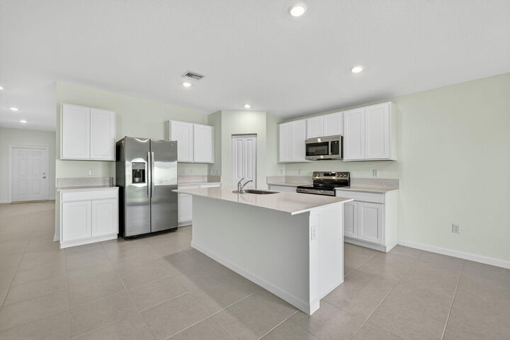 Property Photo: 728 Carlyle Way E FL 34947
