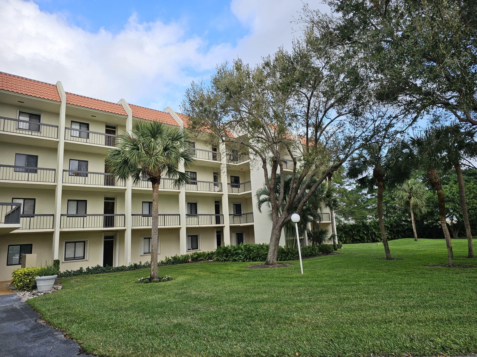 Property Photo: 2500 Presidential 105 Way 105 FL 33401