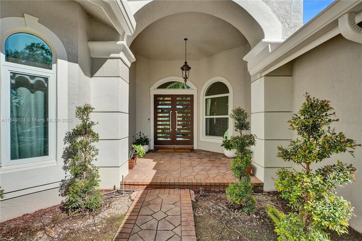 Property Photo: 394 Mallard Ln FL 33327
