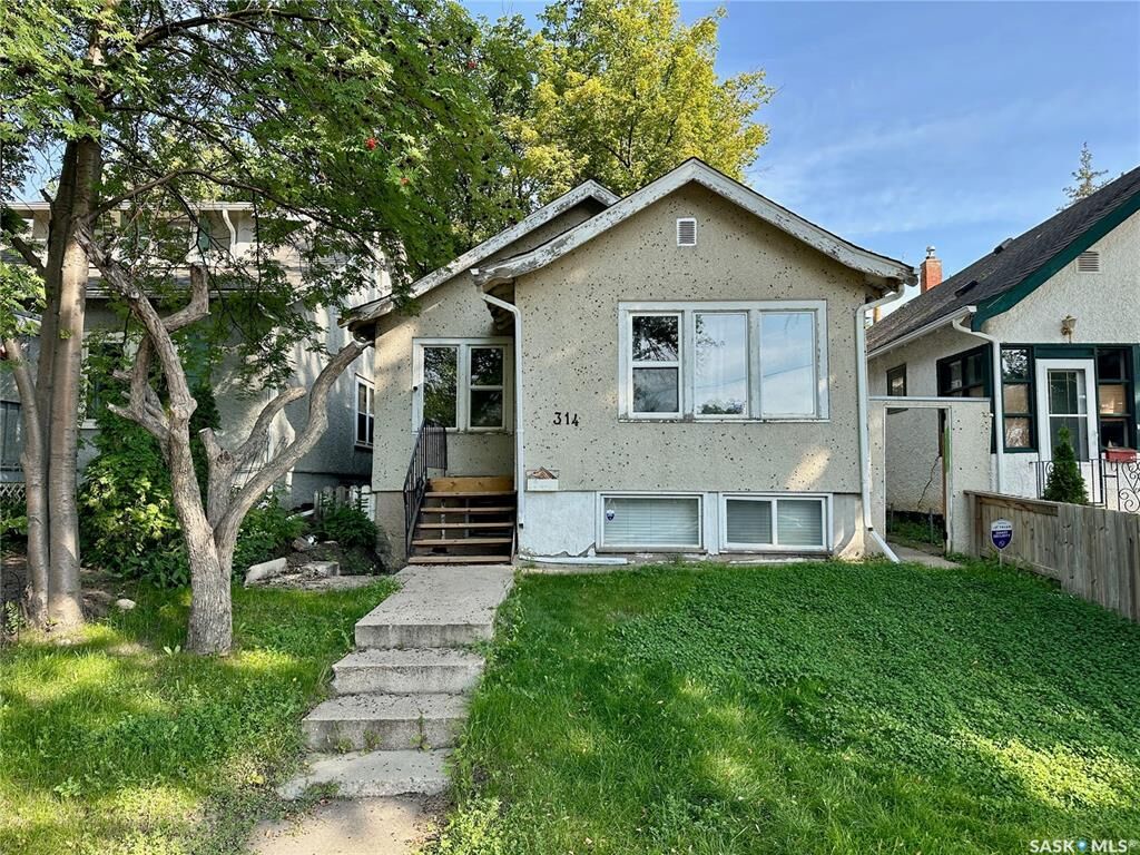 Property Photo: 314 26th Street W SK S7L 0H8