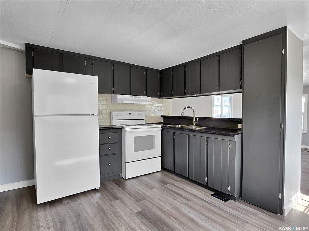 Property Photo: 219 Grant Street 5 SK S7H 0S4