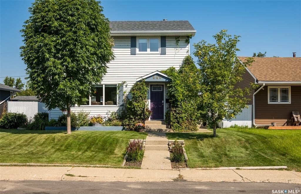 Property Photo: 440 26th Street E SK S6V 1V2