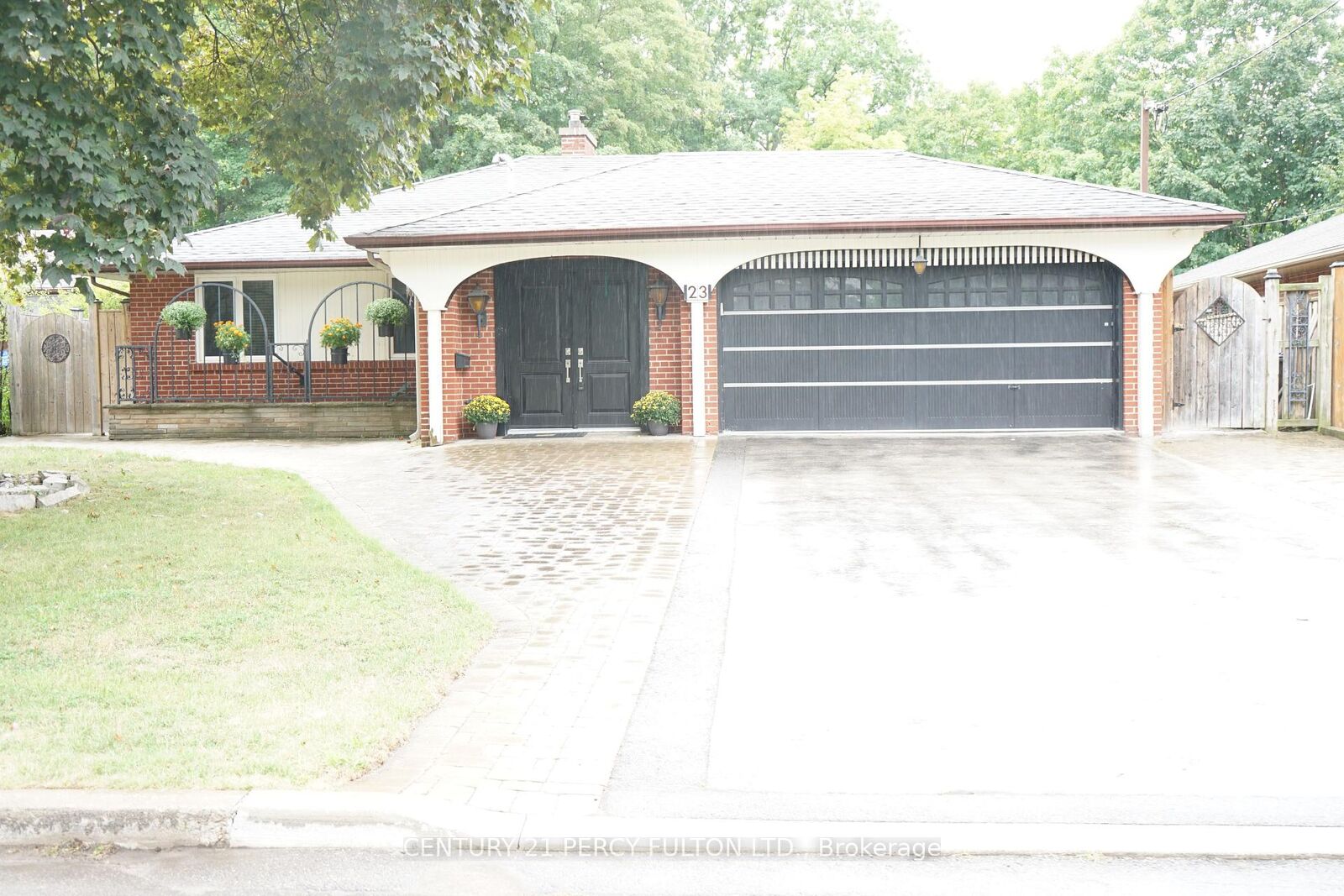 Photo de la propriété:  23 Pitcairn Crescent  ON M4A 1P5 