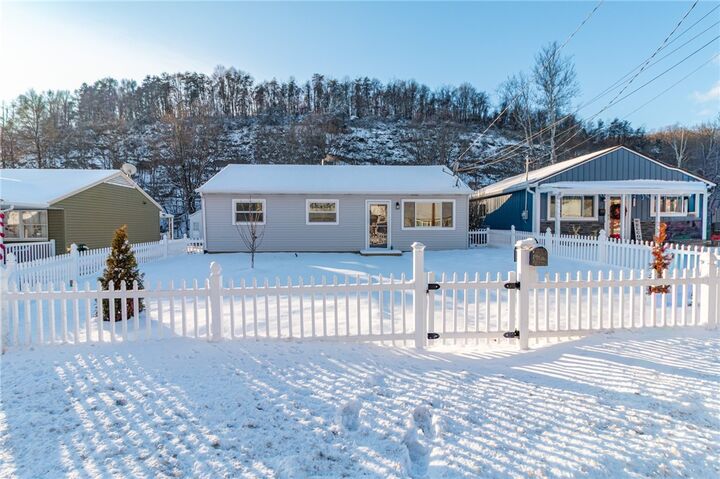 Property Photo:  2873 N Meadow St  PA 15065 