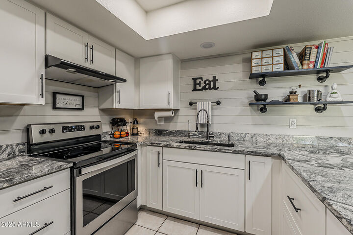 Property Photo: 5848 W Winchcomb Drive AZ 85306