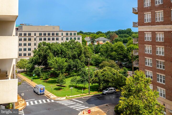 Property Photo: 3800 Fairfax Drive 612 VA 22203