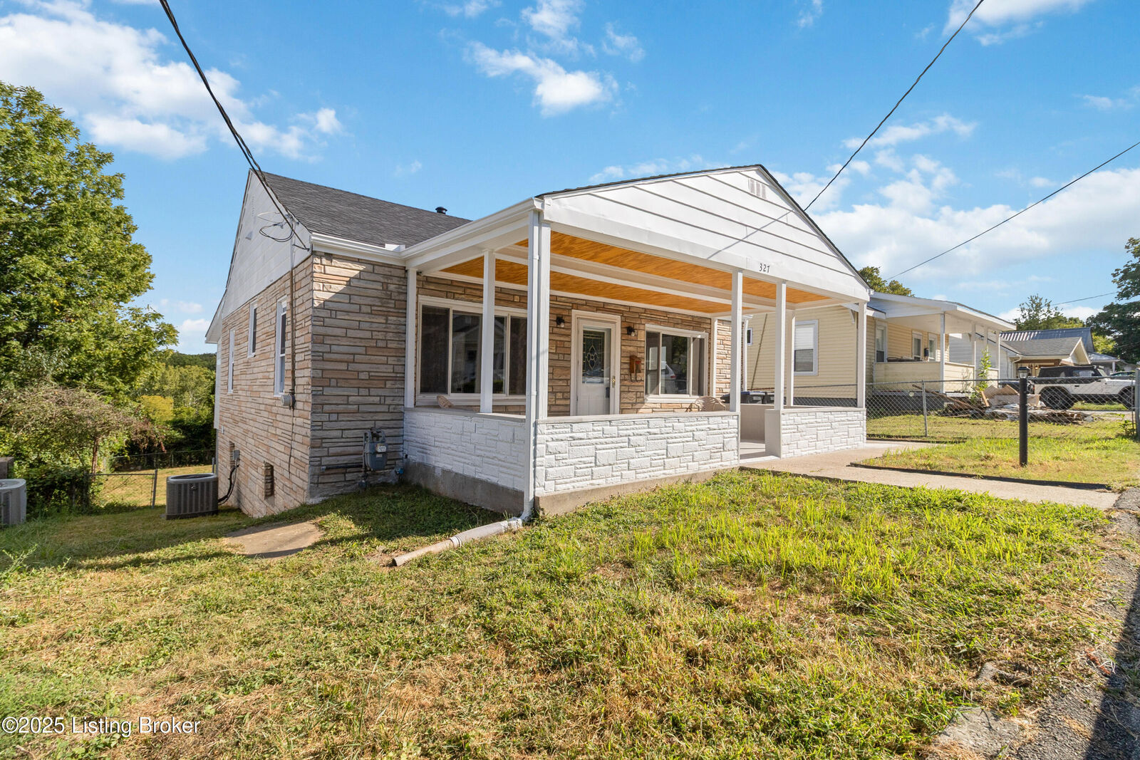 Property Photo: 327 Saint Charles St KY 40601