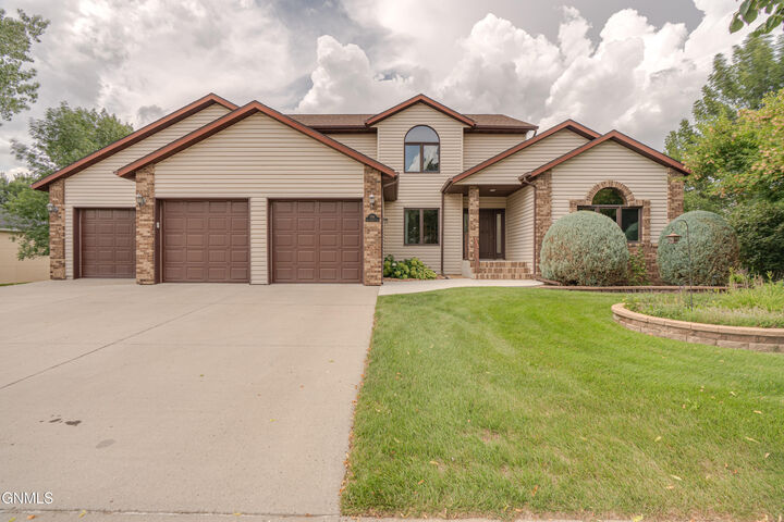 584 Cottonwood Loop  Bismarck ND 58504 photo