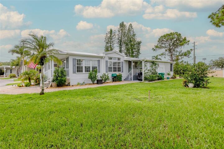 Property Photo: 2100 Kings Highway 1005 FL 33980