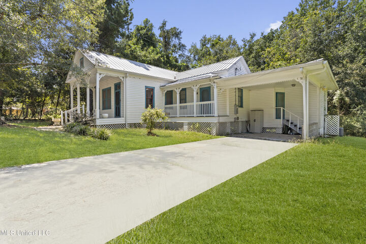 Property Photo: 1325 Harrison Road MS 39507
