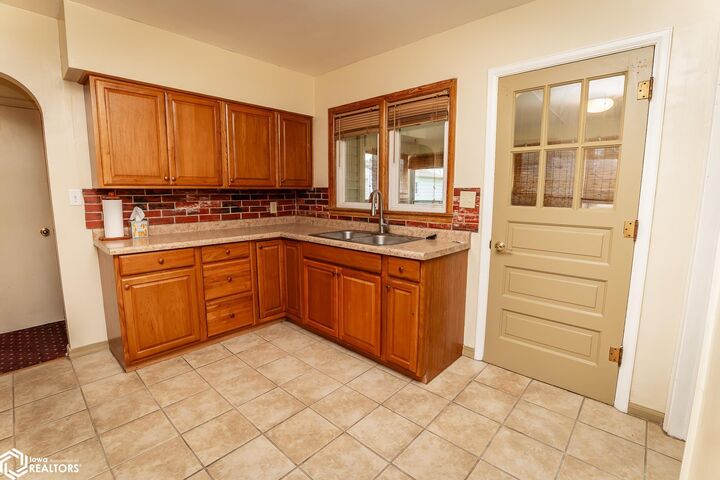 Property Photo:  1411 S Center Street  IA 50158 