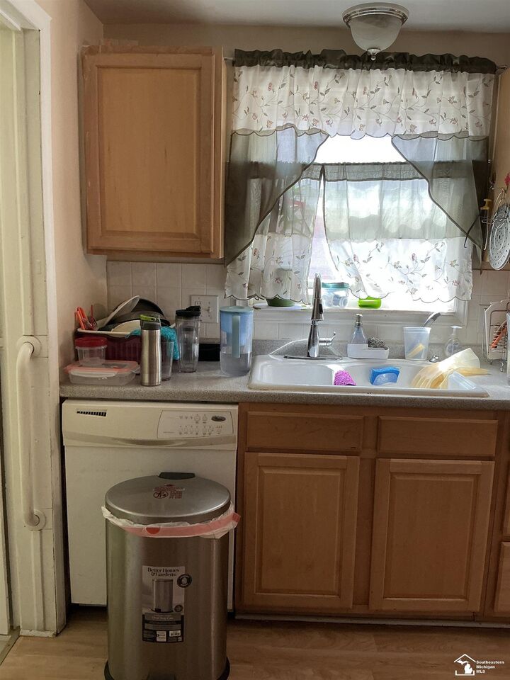 Property Photo:  9347 Chatham Avenue  MI 48101 