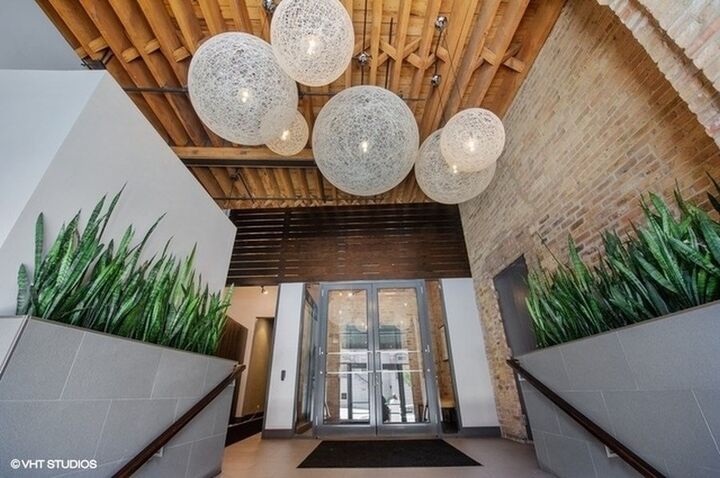 Property Photo: 420 W Grand Avenue 2H IL 60654