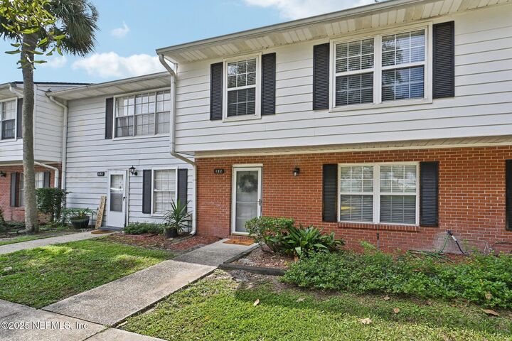 Property Photo: 102 Kettering Way FL 32073